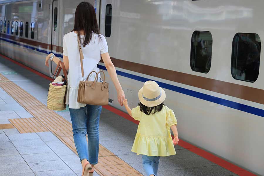 新幹線で親子から席を譲ってほしいと頼まれたら、どう対処すればいい？（写真はイメージ）【写真：PIXTA】