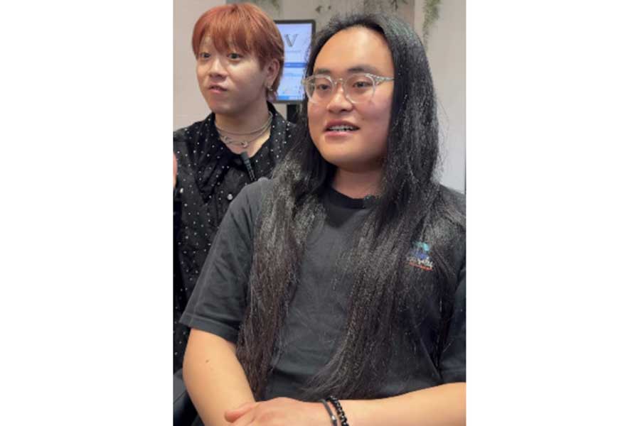 5年間伸ばし続けてきたロングヘアの男性【出典：インスタグラム（view_akada）よりスクリーンショット】