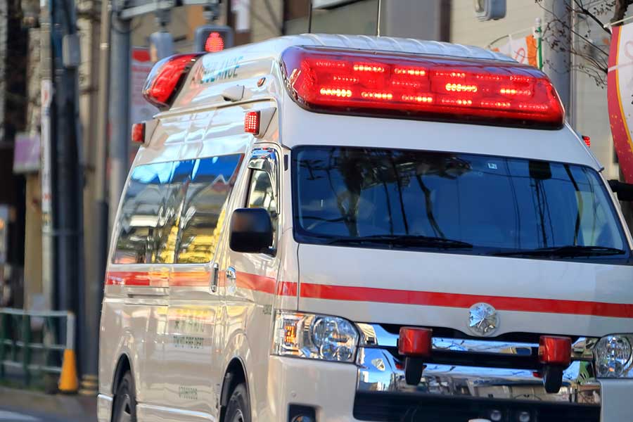 警察や救急の限りある人員・医療資源を守るためにも、熊本県警は節度ある飲酒を呼びかけている(写真はイメージ)【写真:PIXTA】