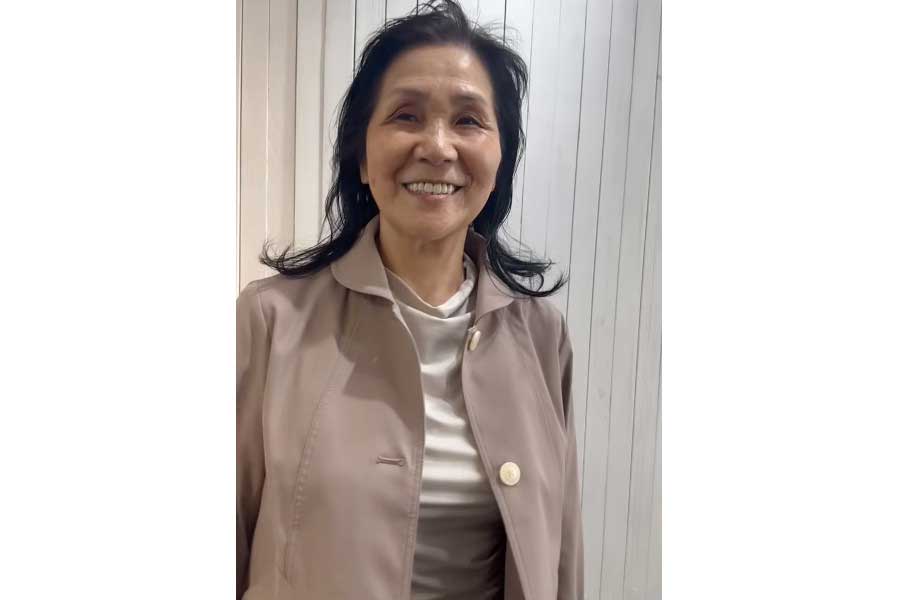 娘のサプライズ恩返しで変身に挑戦する78歳の女性【出典：YouTube「Mr.kumuチャンネル」よりスクリーンショット】