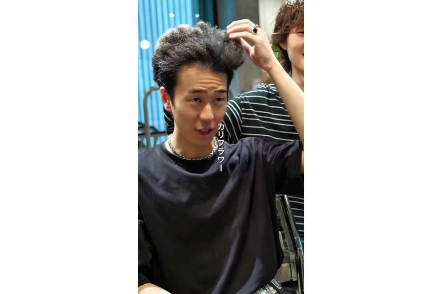 カリフラワーのように大きく膨らんだ髪型に悩む男性【出典：YouTube「高橋 香汰（takahashi kota）」よりスクリーンショット】