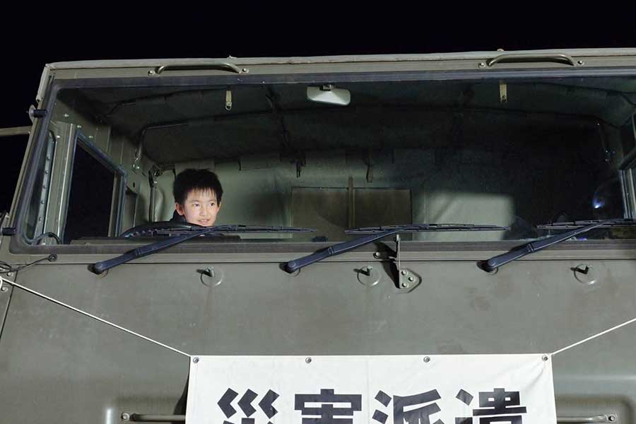 自衛隊のトラックの運転手に乗せてもらった菅さんの三男【写真提供：菅繁樹（shigeki_kan_hairbase）さん】