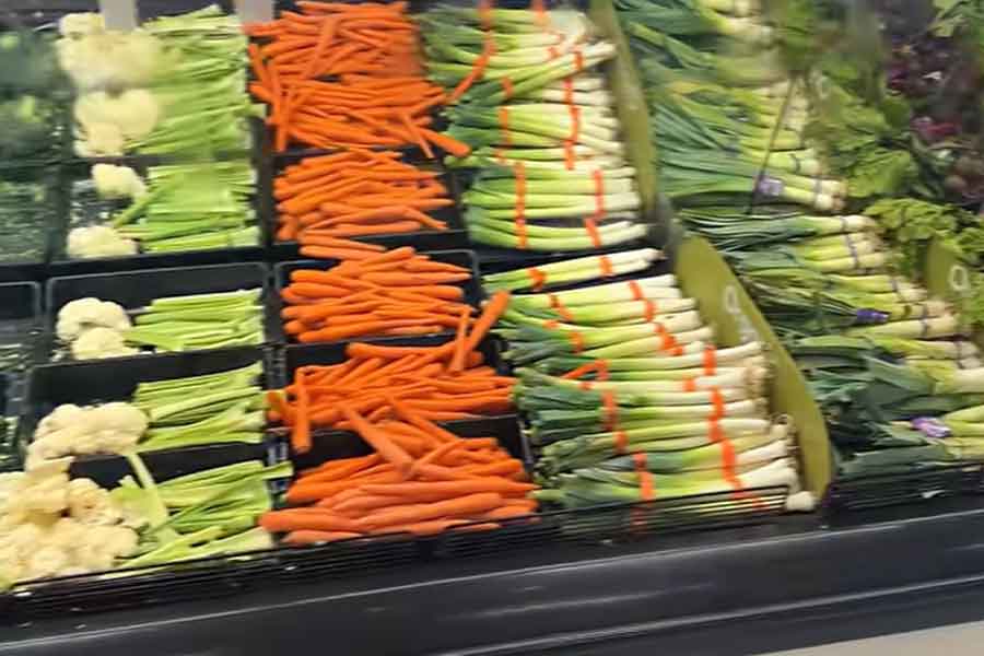 野菜を梱包せずにそのまま並べているカナダのスーパーに感心【出典：YouTube「マッシュムーン」よりスクリーンショット】