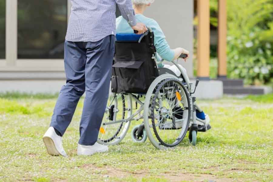 介護を受けながら過ごす高齢の父（写真はイメージ）【写真：写真AC】
