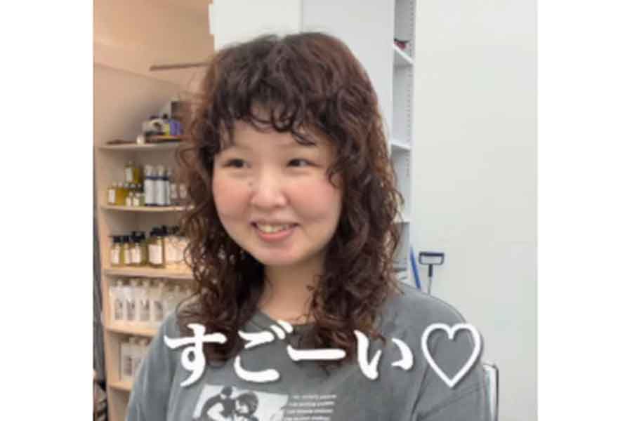 理想のカーリーヘアを手に入れた女性【出典：インスタグラム（toru_curly_hair）よりスクリーンショット】