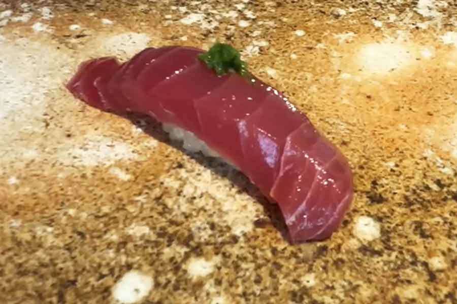 美しいツヤが食欲をそそるマグロのしょうゆ漬け【出典：YouTube「日本食冒険記Tokyo Food Adventures」よりスクリーンショット】