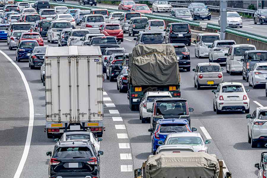 お盆で渋滞が発生しやすい時期。覚えておきたいこととは（写真はイメージ）【写真：PIXTA】