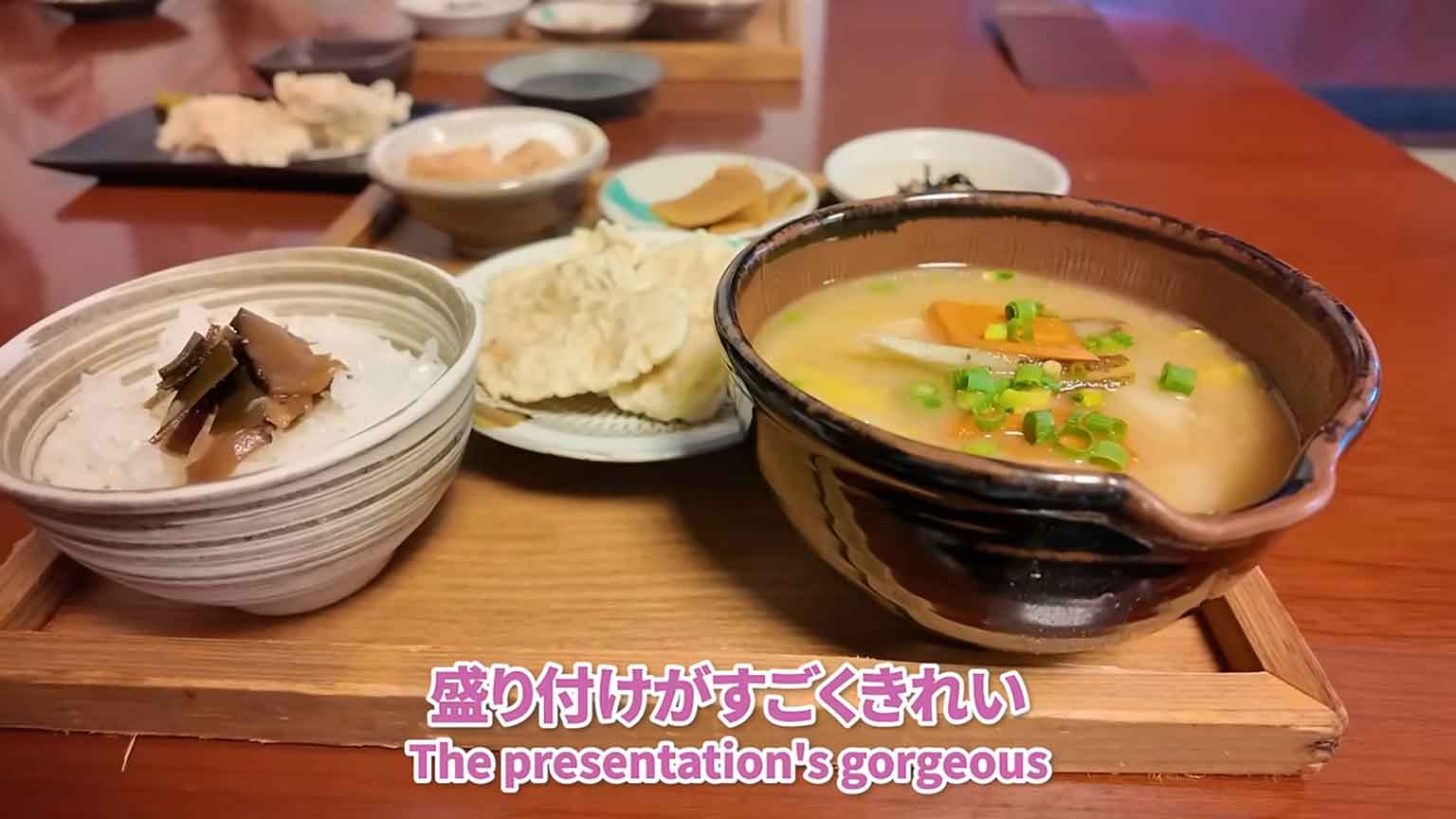 小皿に少しずつ盛りつけられる日本のスタイルは、量が少なく見える【出典：YouTube「ハーフキッズの日常 | 日本と家族になる」よりスクリーンショット】