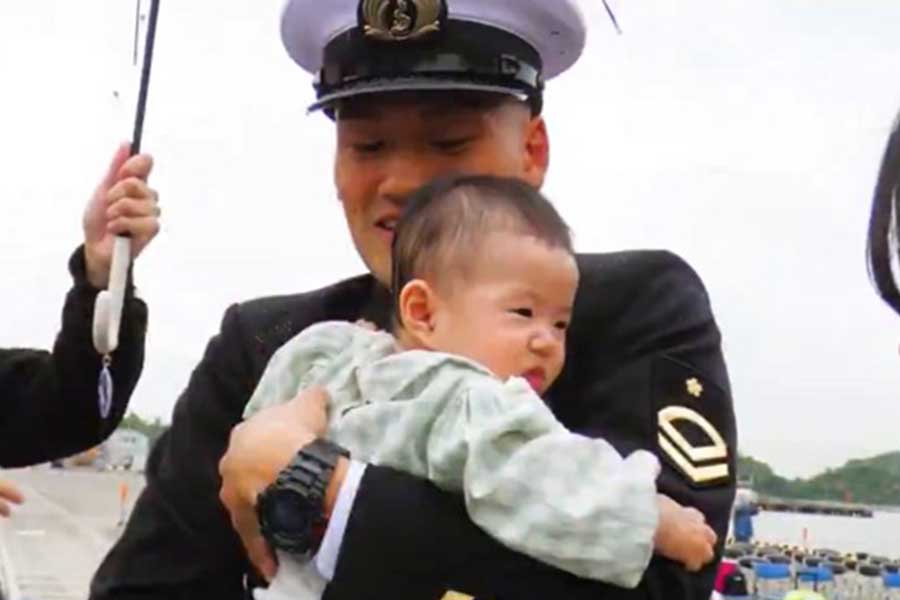 我が子を抱き上げる、帰還した自衛官【出典：X（@k_JSDFouendan）よりスクリーンショット】