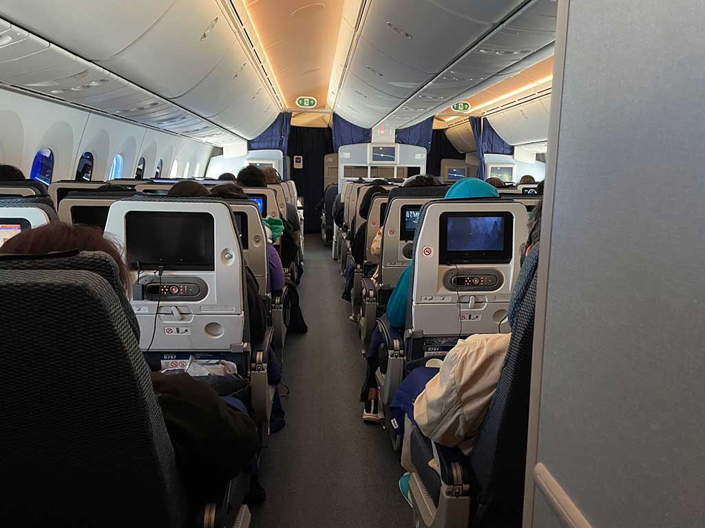 日系航空会社の機内にて。8時間のフライト中、座席を倒さない人がほとんどだった【写真:i-know】
