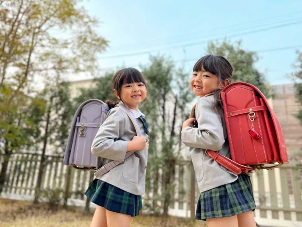 制服を着て親から離れて通学する日本の子どもたち（写真はイメージ）【写真：写真AC】