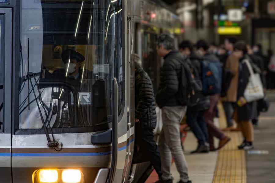 日本では降客を待って乗車することがマナーとされている（写真はイメージ）【写真：PIXTA】