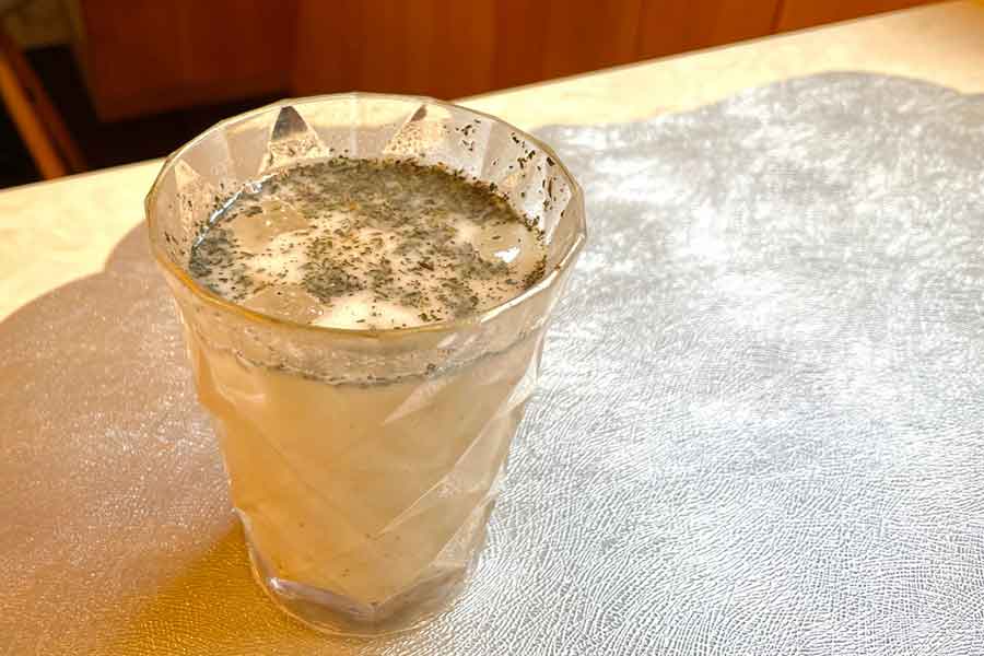 知り合いのインド料理店で作ってもらったチャース。こちらは乾燥ミントを使用【写真:天白あきえ】