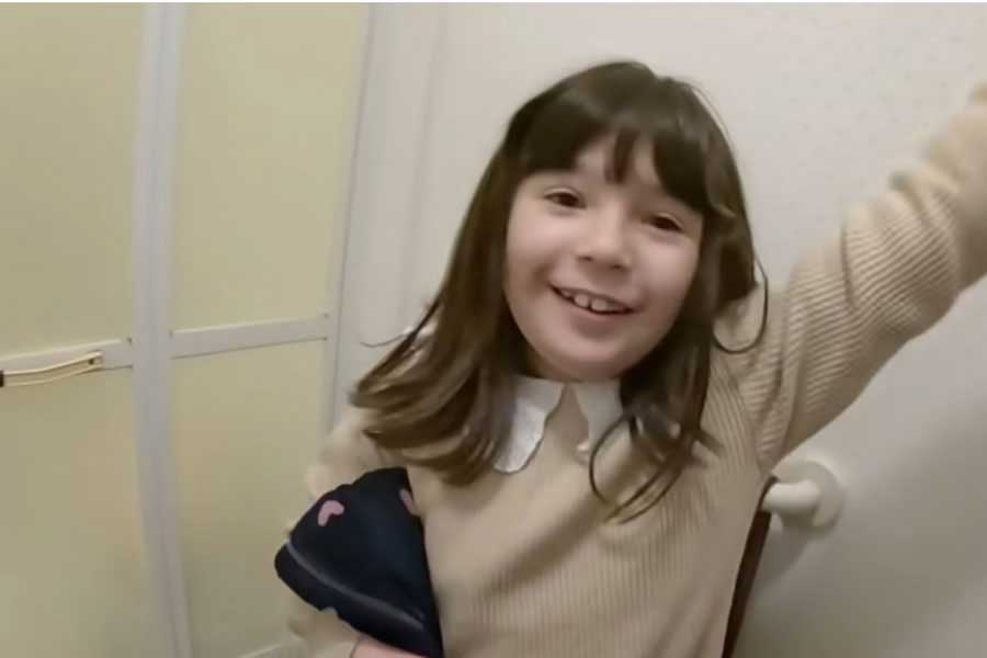 マカロンちゃんは日本のお風呂が大好き【出典：YouTube 「Macaron Chan 南フランス田舎娘」よりスクリーンショット】