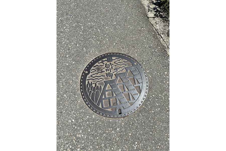 思わず撮影した白川郷のマンホール【写真提供:ジャダ・クロース】