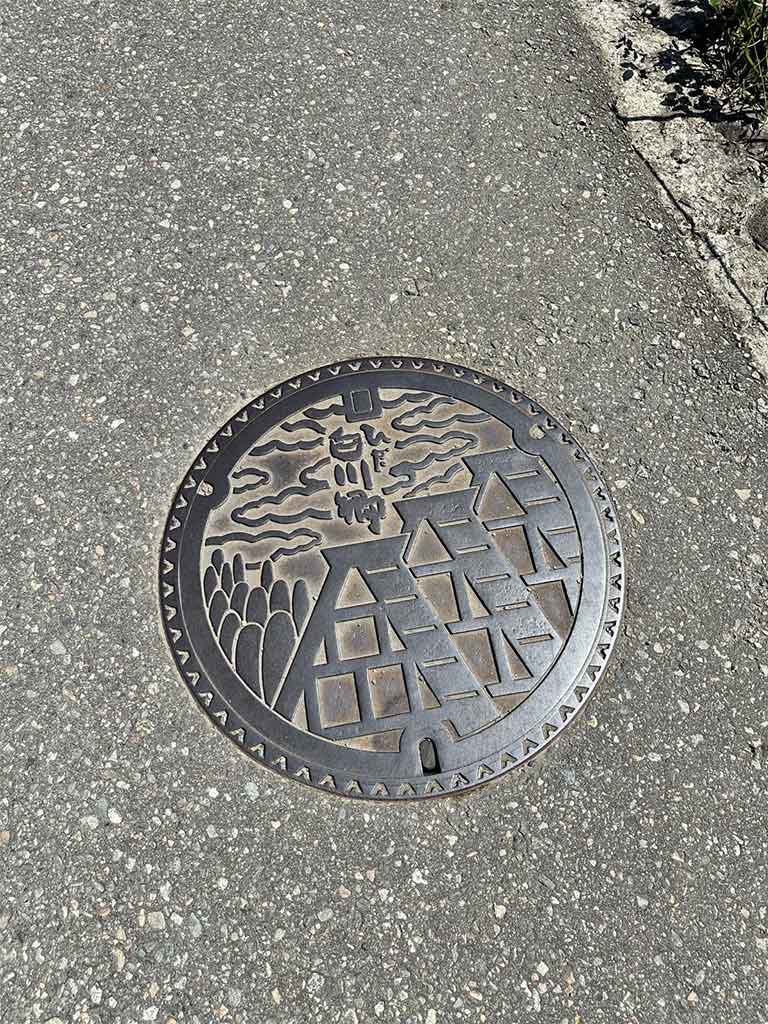 思わず撮影した白川郷のマンホール【写真提供：ジャダ・クロース】