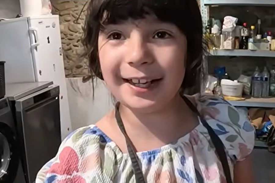 南フランスで暮らすMamiさんの愛娘・マカロンちゃん【出典：YouTube「Macaron Chan 南フランス田舎娘」よりスクリーンショット】