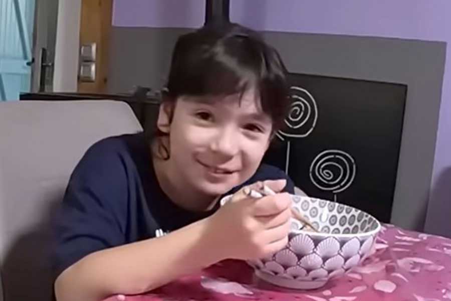 冷たい麺に喜ぶ、Mamiさんの愛娘・マカロンちゃん【出典：YouTube「Macaron Chan 南フランス田舎娘」よりスクリーンショット】