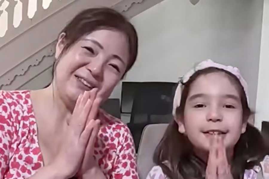 暑いフランスの夏を工夫して過ごす（左から）Mamiさんとマカロンちゃん【出典：YouTube「Macaron Chan 南フランス田舎娘」よりスクリーンショット】
