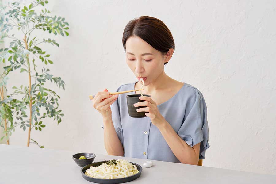 箸を使ってうどんを食べること（写真はイメージ）【写真：PIXTA】