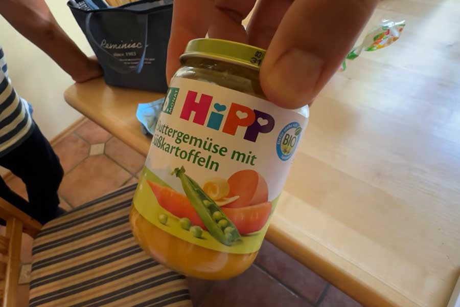 ドイツの市販離乳食【出典：YouTubeチャンネル「LTブログ」よりスクリーンショット】