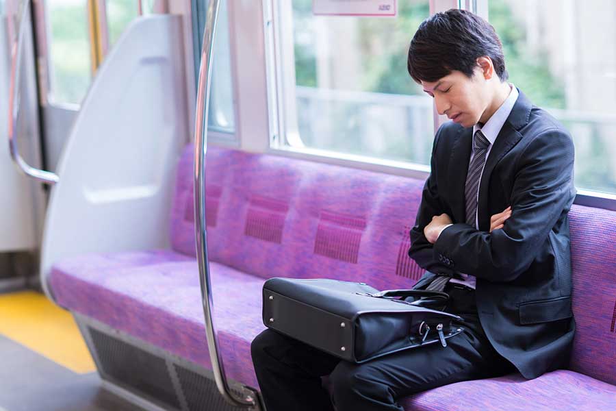 電車内で多くの人が眠り、降車駅直前で目を開いて降りていく光景にとても驚いた（写真はイメージ）【写真：PIXTA】