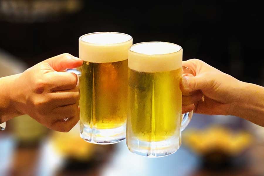 冷えたお酒がおいしい季節（写真はイメージ）【写真：写真AC】