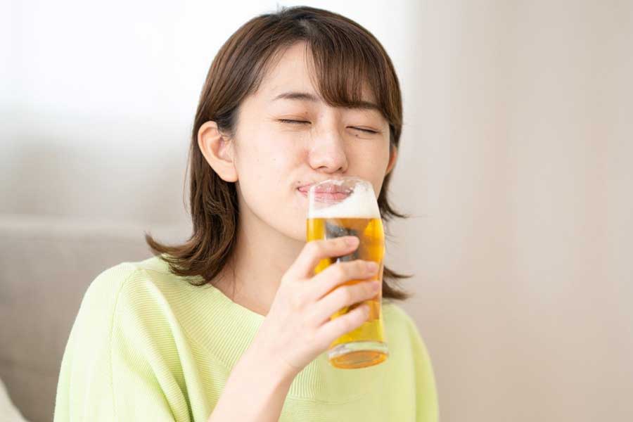 何も食べず、空腹でお酒を飲むこと。悪酔いの原因に（写真はイメージ）【写真：写真AC】