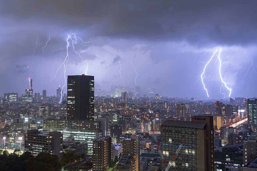 落雷に見舞われたらどうすればいい?(写真はイメージ)【写真:PIXTA】