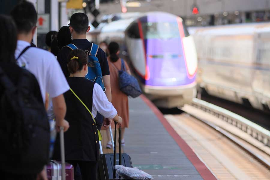 新幹線車内で、大型スーツケースの置き場所に困るケースも（写真はイメージ）【写真：PIXTA】