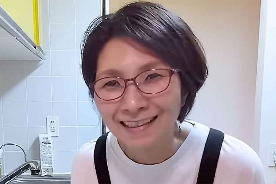 お笑いタレントのくわばたりえさん【出典:YouTube「バタやんちゃんねる」よりスクリーンショット】