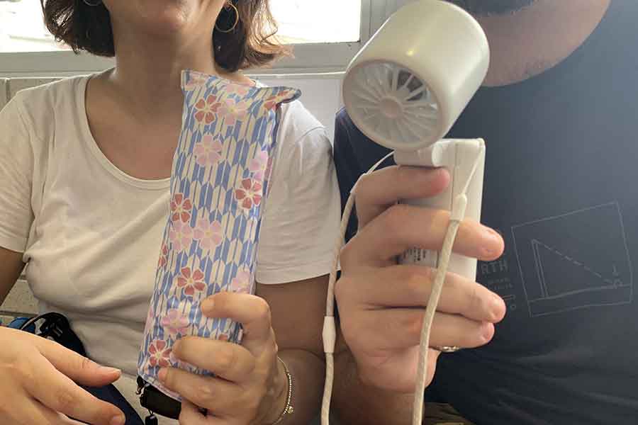 日本で購入した日傘とハンディファン【写真：Hint-Pot編集部】