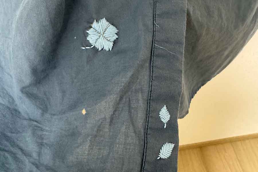シミを隠すために夫が施した刺繍【写真提供:かなで(@kanade_recipe)さん】