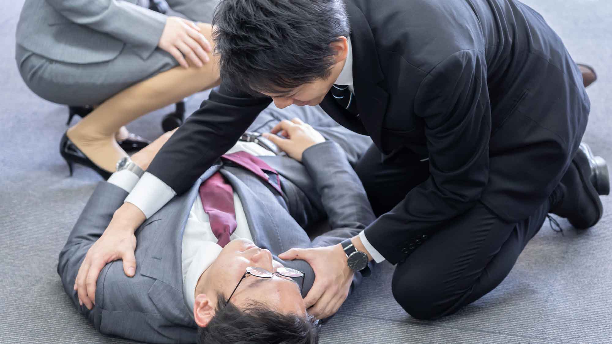 倒れて自力で動けない人を搬送する方法とは(写真はイメージ)【写真:PIXTA】