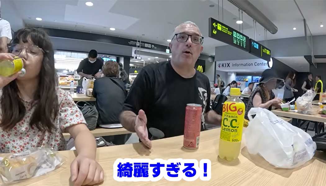 空港の無料ラウンジに設置されたテーブルの清潔さに感動【出典：YouTube「Macaron Chan 南フランス田舎娘」よりスクリーンショット】