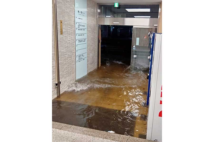 13日、大雨が流れ込んだ千葉県中央区のビルの入り口【写真：産経新聞社】