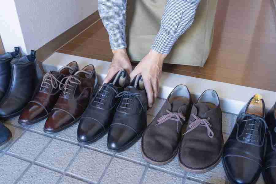 靴を勝手にそろえるのはNG。「もし自宅に救急隊が来たときは、玄関の靴をそろえたり片づけたりせず、そのままにしておいてください」と呼びかけ（写真はイメージ）【写真：PIXTA】