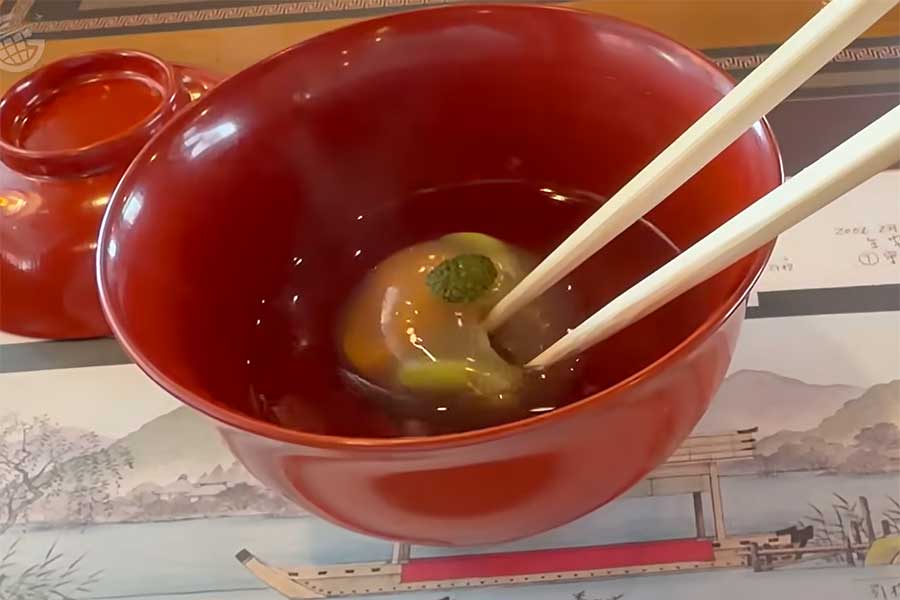 スザンヌさんは、普段食べ慣れないウニが少し苦手だった様子【出典：YouTube「Jeb Brooks」よりスクリーンショット】