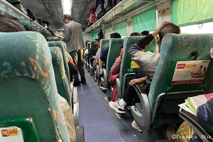 インドの列車内。真夏でも震えるほど寒いこともある【写真：天白あきえ】