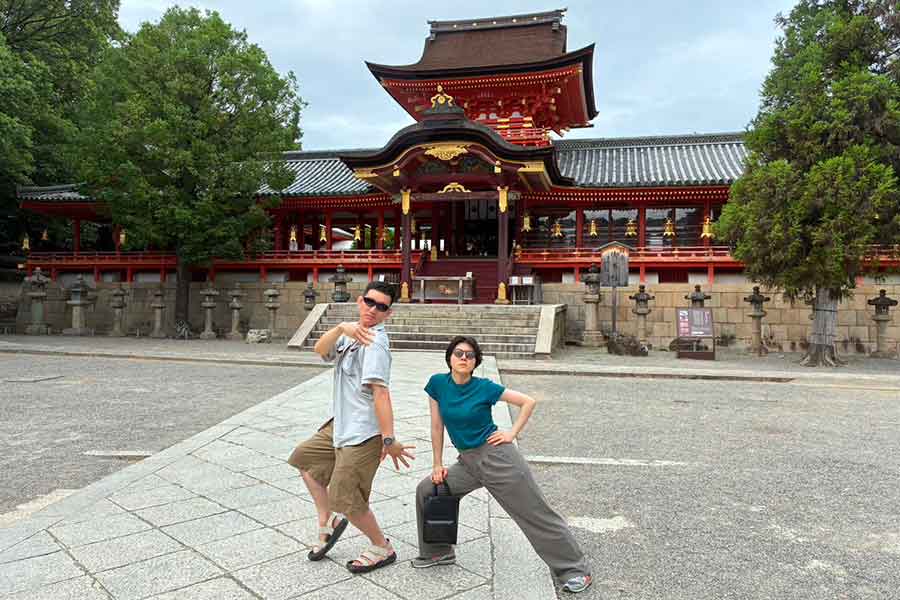 22年後に同じ場所で撮影された(左から)お兄さんと投稿者さん【写真提供:にも(nimo_u_)さん】
