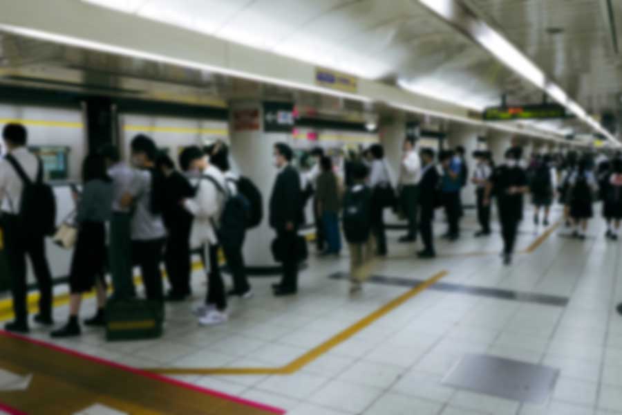 並んで電車を待つ光景に驚愕（写真はイメージ）【写真：写真AC】