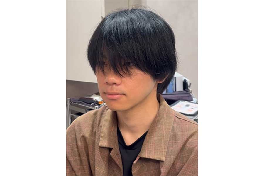 前髪が目元をすっぽり覆い、全体的にもっさりとしていた男性【出典:インスタグラム(lalaroomo_horikoshi)よりスクリーンショット】