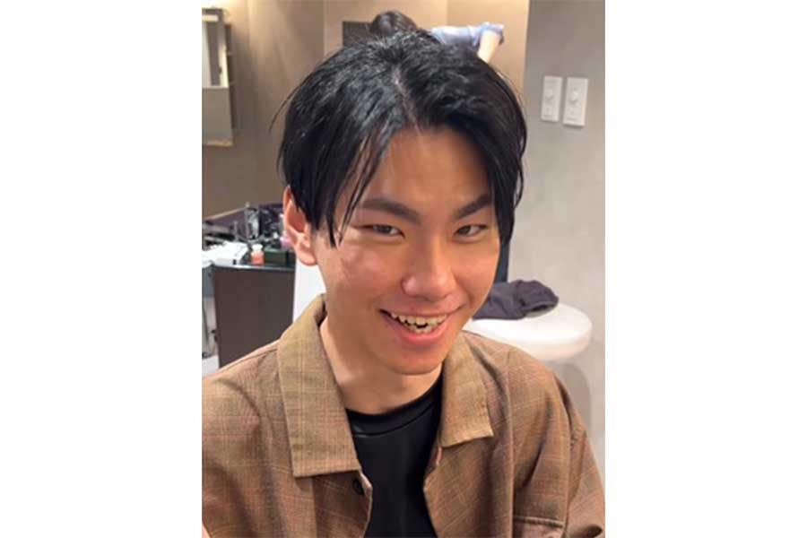 額を出して表情がパッと明るくなり、喜びを爆発させた男性【出典:インスタグラム(lalaroomo_horikoshi)よりスクリーンショット】
