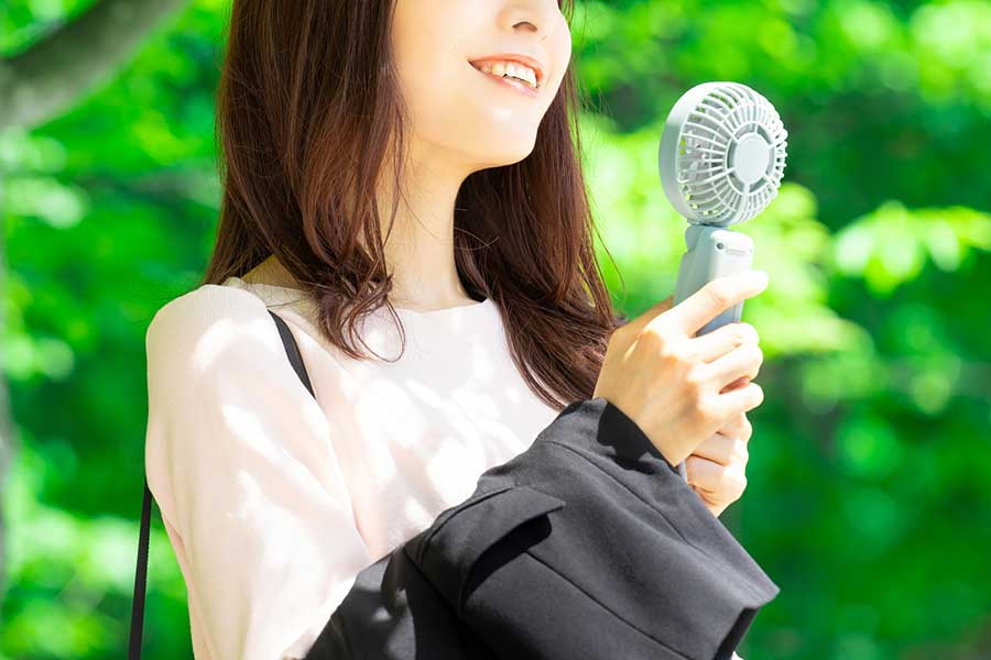 暑さ対策グッズとして定着しているハンディファン（写真はイメージ）【写真：写真AC】
