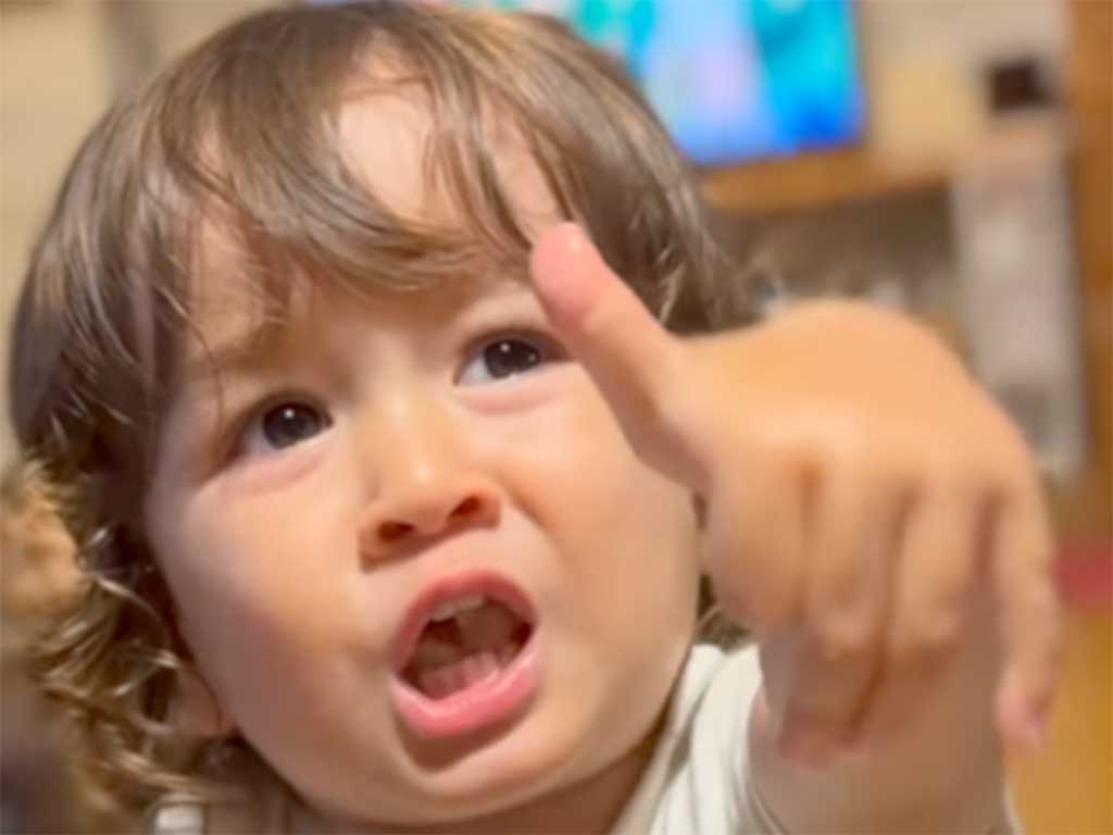 「おいちぃ」とサムズアップする、Amiさんの三男・ソノくん【出典：インスタグラム（amislife_gloor）よりスクリーンショット】