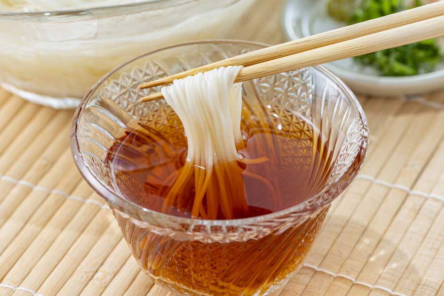 蒸し暑いときの定番メニューのひとつ、そうめん（写真はイメージ）【写真：写真AC】