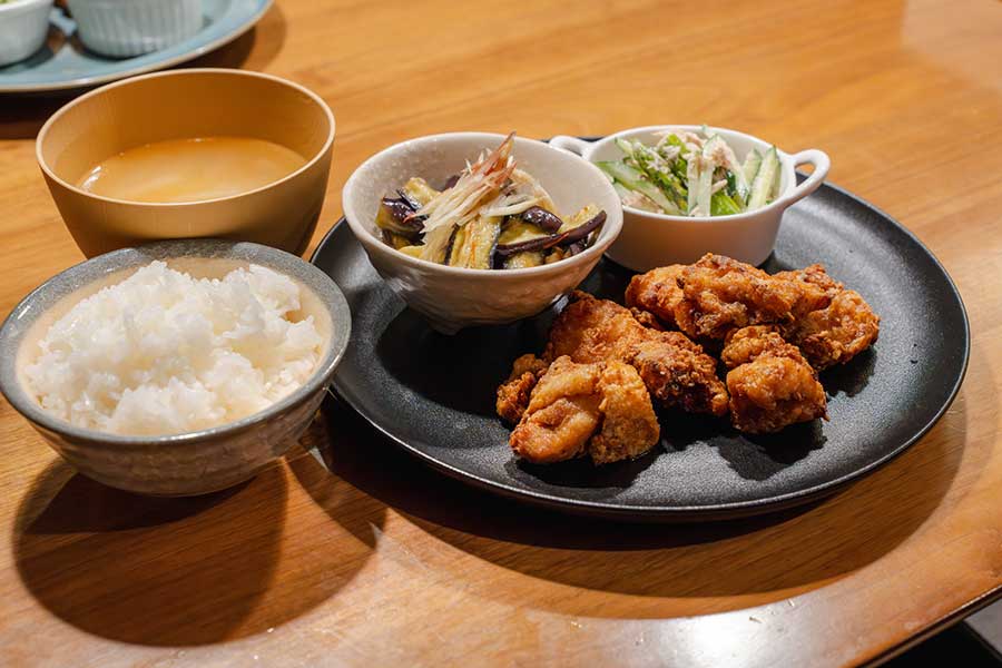 お手頃な価格帯で食べられる定食（写真はイメージ）【写真：PIXTA】