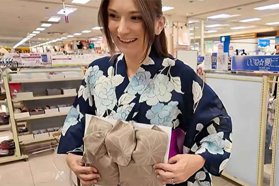 浴衣に感激するエミリーさん【出典：YouTube「ハーフキッズの日常 | 日本と家族になる」よりスクリーンショット】
