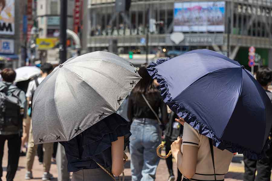 混雑時にはとくに日傘の取り扱いには要注意（写真はイメージ）【写真：PIXTA】