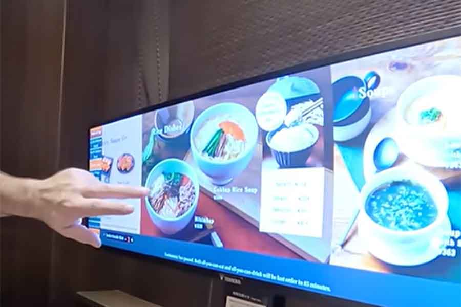 飲食店のタッチパネルに感動【出典：YouTube「Macaron Chan 南フランス田舎娘」よりスクリーンショット】